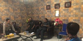 Kunker ke Polres Alor, DPRD Minta Penyidik Konsisten Terapkan Pasal Pidana Mati pada SAS Ketua Komisi I DPRD Alor Azer D. Laoepada (ketiga kiri) dan Anggota Komisnya sedang berdialog dengan Kapolres Alor AKBP Ari Satmoko (kiri), membahas tentang kasus SAS, Jumat (30/9) di ruang kerja Kapolres Alor.