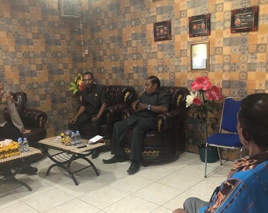 Kunker ke Polres Alor, DPRD Minta Penyidik Konsisten Terapkan Pasal Pidana Mati pada SAS Ketua Komisi I DPRD Alor Azer D. Laoepada (ketiga kiri) dan Anggota Komisnya sedang berdialog dengan Kapolres Alor AKBP Ari Satmoko (kiri), membahas tentang kasus SAS, Jumat (30/9) di ruang kerja Kapolres Alor.