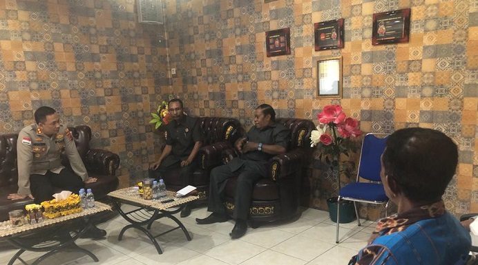 Kunker ke Polres Alor, DPRD Minta Penyidik Konsisten Terapkan Pasal Pidana Mati pada SAS Ketua Komisi I DPRD Alor Azer D. Laoepada (ketiga kiri) dan Anggota Komisnya sedang berdialog dengan Kapolres Alor AKBP Ari Satmoko (kiri), membahas tentang kasus SAS, Jumat (30/9) di ruang kerja Kapolres Alor.