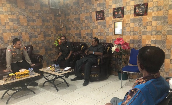 Ketua Komisi I DPRD Alor Azer D. Laoepada (ketiga kiri) dan Anggota Komisnya sedang berdialog dengan Kapolres Alor AKBP Ari Satmoko (kiri), membahas tentang kasus SAS, Jumat (30/9) di ruang kerja Kapolres Alor.