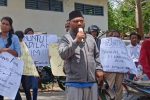 Lomboan Djahamou Duga Ada Pencurian Aliran Listrik untuk Dipasang di Rumah Pribadi Ketua DPRD Alor Tokoh masyarakat Alor, Lomboan Djahamou ketika berorasi bersama aktivis GMNI Alor, Rabu (12/10) di depan kantor PLN Kalabahi, Kalabahi Kota.