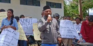 Lomboan Djahamou Duga Ada Pencurian Aliran Listrik untuk Dipasang di Rumah Pribadi Ketua DPRD Alor Tokoh masyarakat Alor, Lomboan Djahamou ketika berorasi bersama aktivis GMNI Alor, Rabu (12/10) di depan kantor PLN Kalabahi, Kalabahi Kota.