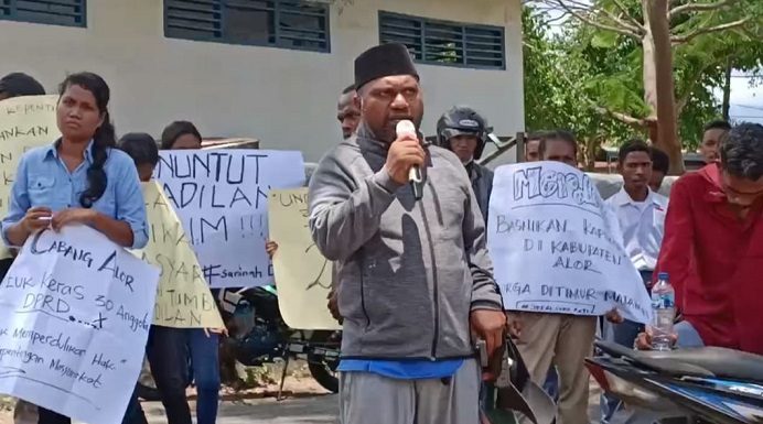Lomboan Djahamou Duga Ada Pencurian Aliran Listrik untuk Dipasang di Rumah Pribadi Ketua DPRD Alor Tokoh masyarakat Alor, Lomboan Djahamou ketika berorasi bersama aktivis GMNI Alor, Rabu (12/10) di depan kantor PLN Kalabahi, Kalabahi Kota.