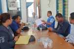 DPC Demokrat Alor Buka Pendaftaran Caleg Tahap 2, Prioritas Kader Perempuan Ketua Badan Pemenangan Pemilu (Bapilu), Salmaneser Nelsonius Salmay (tengah) memimpin rapat pendaftaran Caleg tahap 2, Senin (10/10) di kantor Demokrat Alor, Watamelang, Kelurahan Mutiara.