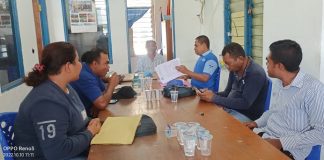 DPC Demokrat Alor Buka Pendaftaran Caleg Tahap 2, Prioritas Kader Perempuan Ketua Badan Pemenangan Pemilu (Bapilu), Salmaneser Nelsonius Salmay (tengah) memimpin rapat pendaftaran Caleg tahap 2, Senin (10/10) di kantor Demokrat Alor, Watamelang, Kelurahan Mutiara.