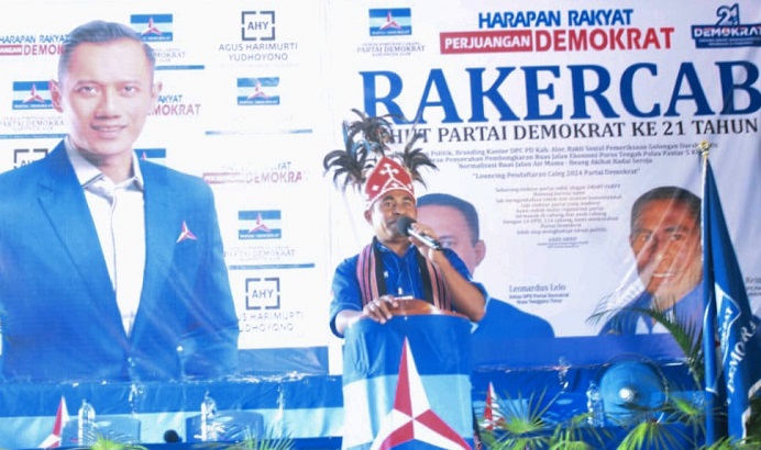 Ketua DPC Partai Demokrat Kabupaten Alor, Lukas Reiner Atabuy ketika berpidato pada pembukaan Rakercab di Kalabahi, tanggal 9 September 2022.
