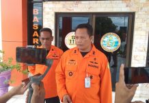 Update Data Identitas Korban KM Cantika 77 yang Sudah Ditemukan, 19 Meninggal Kepala Kantor Pencarian dan Pertolongan Kelas A Kupang, I Putu Sudayana, sementara memberikan keterangan pers terkait pencarian dan evakuasi korban terbakarnya KM Express Cantika 77, Jumat (28/10) di kantornya, Kota Kupang. (Foto: doc tribuanapos.net/SAR Kupang).