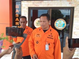 Update Data Identitas Korban KM Cantika 77 yang Sudah Ditemukan, 19 Meninggal Kepala Kantor Pencarian dan Pertolongan Kelas A Kupang, I Putu Sudayana, sementara memberikan keterangan pers terkait pencarian dan evakuasi korban terbakarnya KM Express Cantika 77, Jumat (28/10) di kantornya, Kota Kupang. (Foto: doc tribuanapos.net/SAR Kupang).