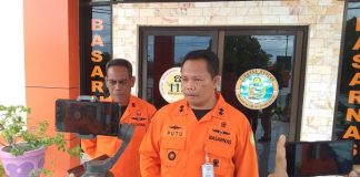 Update Data Identitas Korban KM Cantika 77 yang Sudah Ditemukan, 19 Meninggal Kepala Kantor Pencarian dan Pertolongan Kelas A Kupang, I Putu Sudayana, sementara memberikan keterangan pers terkait pencarian dan evakuasi korban terbakarnya KM Express Cantika 77, Jumat (28/10) di kantornya, Kota Kupang. (Foto: doc tribuanapos.net/SAR Kupang).