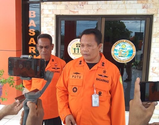 Update Data Identitas Korban KM Cantika 77 yang Sudah Ditemukan, 19 Meninggal Kepala Kantor Pencarian dan Pertolongan Kelas A Kupang, I Putu Sudayana, sementara memberikan keterangan pers terkait pencarian dan evakuasi korban terbakarnya KM Express Cantika 77, Jumat (28/10) di kantornya, Kota Kupang. (Foto: doc tribuanapos.net/SAR Kupang).
