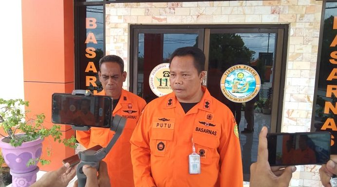 Update Data Identitas Korban KM Cantika 77 yang Sudah Ditemukan, 19 Meninggal Kepala Kantor Pencarian dan Pertolongan Kelas A Kupang, I Putu Sudayana, sementara memberikan keterangan pers terkait pencarian dan evakuasi korban terbakarnya KM Express Cantika 77, Jumat (28/10) di kantornya, Kota Kupang. (Foto: doc tribuanapos.net/SAR Kupang).