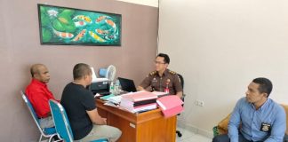 Berkas P-21, Polisi Serahkan Tersangka SAS ke Kejaksaan Negeri Alor Tersangka mantan Vikaris GMIT, SAS (kedua kiri) ketika tiba di kantor Kejaksaan Negeri Alor, Kamis (13/10) di Kalabahi. (Foto: doc tribuanapos.net).