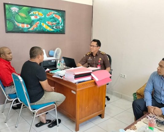 Berkas P-21, Polisi Serahkan Tersangka SAS ke Kejaksaan Negeri Alor Tersangka mantan Vikaris GMIT, SAS (kedua kiri) ketika tiba di kantor Kejaksaan Negeri Alor, Kamis (13/10) di Kalabahi. (Foto: doc tribuanapos.net).