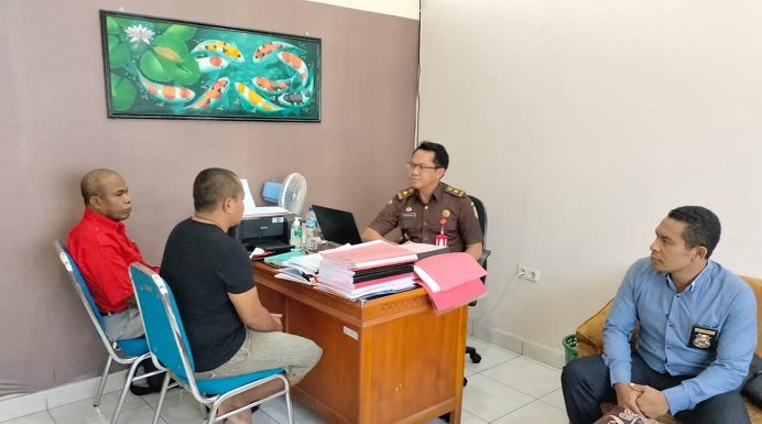 Berkas P-21, Polisi Serahkan Tersangka SAS ke Kejaksaan Negeri Alor Tersangka mantan Vikaris GMIT, SAS (kedua kiri) ketika tiba di kantor Kejaksaan Negeri Alor, Kamis (13/10) di Kalabahi. (Foto: doc tribuanapos.net).