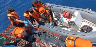 Banyak Korban Cantika 77 Belum Ditemukan, Tim SAR Pastikan Pencarian Berlanjut Tim SAR Gabungan sedang mengevakuasi 3 jasad korban Cantika Express 77 di perairan Nekliu Kabupaten Kupang, Selasa (25/10) siang. (Foto: doc tribuanapos.net).