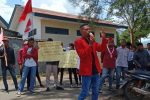 GMNI Alor Desak PLN Perbaiki Layanan dan Bangun Jaringan Listrik di Margeta dan Pureman Sekretaris GMNI Cabang Alor Cornelis Banabera ketika berorasi di depan kantor PLN ULP Kalabahi, Rabu (12/10).
