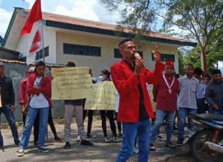 GMNI Alor Desak PLN Perbaiki Layanan dan Bangun Jaringan Listrik di Margeta dan Pureman Sekretaris GMNI Cabang Alor Cornelis Banabera ketika berorasi di depan kantor PLN ULP Kalabahi, Rabu (12/10).