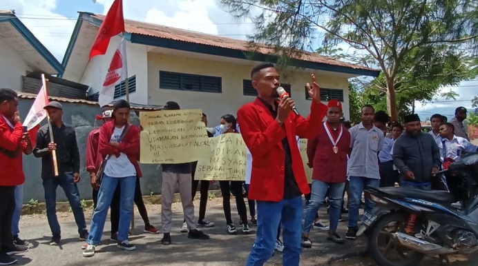 Sekretaris GMNI Cabang Alor Cornelis Banabera ketika berorasi di depan kantor PLN ULP Kalabahi, Rabu (12/10).