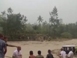 Aksi Heroik Gubernur NTT Selamatkan Anak dan Ayahnya yang Terjebak Banjir Aksi heroik Gubernur Viktor Laiskodat selamatkan dua anak dan ayahnya yang terjebak banjir di Desa Supul Kecamatan Kuatnana Kabupaten TTS, Senin 31 Oktober 2022.