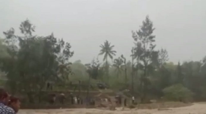 Aksi Heroik Gubernur NTT Selamatkan Anak dan Ayahnya yang Terjebak Banjir Aksi heroik Gubernur Viktor Laiskodat selamatkan dua anak dan ayahnya yang terjebak banjir di Desa Supul Kecamatan Kuatnana Kabupaten TTS, Senin 31 Oktober 2022.