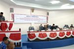 Breaking News: BK Resmi Berhentikan Enny Anggrek dari Jabatan Ketua DPRD Alor Ketua Badan Kehormatan DPRD Alor Marthen Luther Blegur, SH, ketika membacakan Keputusan pemberhentian Enny Anggrek dari Jabatan Ketua DPRD Alor, Selasa (29/11) di ruang sidang utama DPRD, Kalabahi Kota. (Foto: tribuanapos.net/dm).