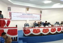 Breaking News: BK Resmi Berhentikan Enny Anggrek dari Jabatan Ketua DPRD Alor Ketua Badan Kehormatan DPRD Alor Marthen Luther Blegur, SH, ketika membacakan Keputusan pemberhentian Enny Anggrek dari Jabatan Ketua DPRD Alor, Selasa (29/11) di ruang sidang utama DPRD, Kalabahi Kota. (Foto: tribuanapos.net/dm).