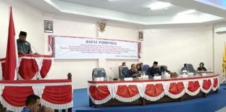 Breaking News: BK Resmi Berhentikan Enny Anggrek dari Jabatan Ketua DPRD Alor Ketua Badan Kehormatan DPRD Alor Marthen Luther Blegur, SH, ketika membacakan Keputusan pemberhentian Enny Anggrek dari Jabatan Ketua DPRD Alor, Selasa (29/11) di ruang sidang utama DPRD, Kalabahi Kota. (Foto: tribuanapos.net/dm).