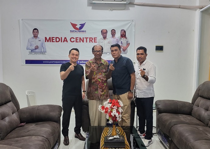 Foto: Beny Kaho (kedua kanan) resmi bergabung ke Perindo Alor, Sabtu (1/11). Ia diterima Ketua Perindo Alor Rocky Winaryo (ujung kiri) dan Bendahara Perindo Alor Robinson Bukang (ujung kanan) di kantor Perindo Alor.