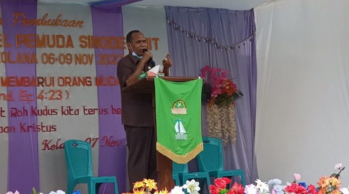 Buka Acara Konven di Kolana, Bupati Alor Ajak Pemuda Sinode GMIT Buat Mukjizat Bupati Alor Drs. Amon Djobo membuka acara Konven dan Musbel Pemuda Sinode GMIT di Jemaat GMIT Pniel Kolana Klasis Alor Timur, Senin (7/11/2022).