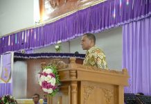 Kunker ke Alor, Kapolda NTT Ingatkan Masyarakat Jangan Minta Dirinya Luluskan Anak yang Ikut Tes Anggota Polri Kapolda NTT Irjen Pol Johni Asadoma ketika sambutan seusai ibadah Minggu di Gereja Pola Tribuana Kalabahi, Minggu (27/11).