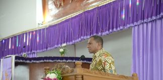 Kunker ke Alor, Kapolda NTT Ingatkan Masyarakat Jangan Minta Dirinya Luluskan Anak yang Ikut Tes Anggota Polri Kapolda NTT Irjen Pol Johni Asadoma ketika sambutan seusai ibadah Minggu di Gereja Pola Tribuana Kalabahi, Minggu (27/11).