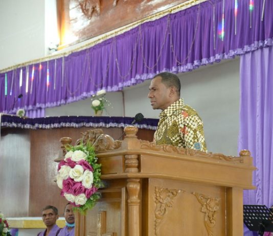Kunker ke Alor, Kapolda NTT Ingatkan Masyarakat Jangan Minta Dirinya Luluskan Anak yang Ikut Tes Anggota Polri Kapolda NTT Irjen Pol Johni Asadoma ketika sambutan seusai ibadah Minggu di Gereja Pola Tribuana Kalabahi, Minggu (27/11).