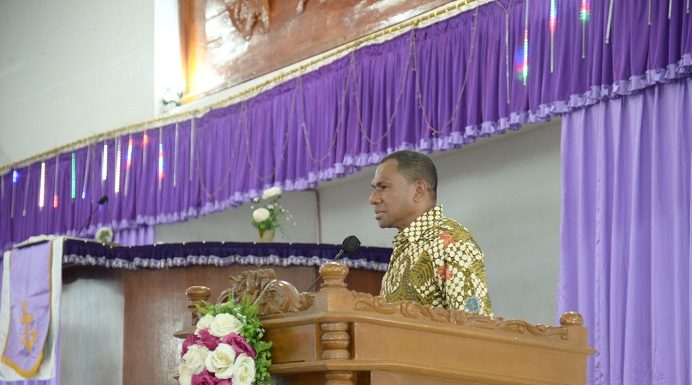 Kunker ke Alor, Kapolda NTT Ingatkan Masyarakat Jangan Minta Dirinya Luluskan Anak yang Ikut Tes Anggota Polri Kapolda NTT Irjen Pol Johni Asadoma ketika sambutan seusai ibadah Minggu di Gereja Pola Tribuana Kalabahi, Minggu (27/11).