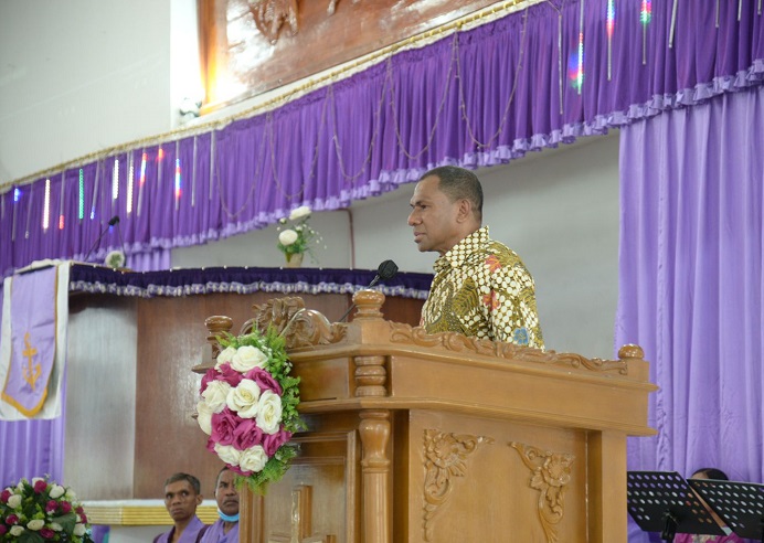Kapolda NTT Irjen Pol Johni Asadoma ketika sambutan seusai ibadah Minggu di Gereja Pola Tribuana Kalabahi, Minggu (27/11).