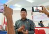 Ini Kronologi Alasan Sidang BK Putuskan Pemberhentian Enny Anggrek dari Jabatan Ketua DPRD Alor Ketua Badan Kehormatan DPRD Alor Marthen Luther Blegur, SH ketika memberikan keterangan pers usai rapat paripurna pemberhentian Enny Anggrek dari Jabatan Ketua DPRD Alor, Selasa (29/11) di kantor DPRD, Kalabahi Kota. (Foto: tribuanapos.net/dm).