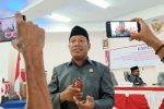 Ini Kronologi Alasan Sidang BK Putuskan Pemberhentian Enny Anggrek dari Jabatan Ketua DPRD Alor Ketua Badan Kehormatan DPRD Alor Marthen Luther Blegur, SH ketika memberikan keterangan pers usai rapat paripurna pemberhentian Enny Anggrek dari Jabatan Ketua DPRD Alor, Selasa (29/11) di kantor DPRD, Kalabahi Kota. (Foto: tribuanapos.net/dm).