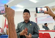 Ini Kronologi Alasan Sidang BK Putuskan Pemberhentian Enny Anggrek dari Jabatan Ketua DPRD Alor Ketua Badan Kehormatan DPRD Alor Marthen Luther Blegur, SH ketika memberikan keterangan pers usai rapat paripurna pemberhentian Enny Anggrek dari Jabatan Ketua DPRD Alor, Selasa (29/11) di kantor DPRD, Kalabahi Kota. (Foto: tribuanapos.net/dm).