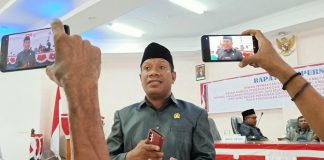 Ini Kronologi Alasan Sidang BK Putuskan Pemberhentian Enny Anggrek dari Jabatan Ketua DPRD Alor Ketua Badan Kehormatan DPRD Alor Marthen Luther Blegur, SH ketika memberikan keterangan pers usai rapat paripurna pemberhentian Enny Anggrek dari Jabatan Ketua DPRD Alor, Selasa (29/11) di kantor DPRD, Kalabahi Kota. (Foto: tribuanapos.net/dm).