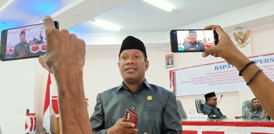 Ini Kronologi Alasan Sidang BK Putuskan Pemberhentian Enny Anggrek dari Jabatan Ketua DPRD Alor Ketua Badan Kehormatan DPRD Alor Marthen Luther Blegur, SH ketika memberikan keterangan pers usai rapat paripurna pemberhentian Enny Anggrek dari Jabatan Ketua DPRD Alor, Selasa (29/11) di kantor DPRD, Kalabahi Kota. (Foto: tribuanapos.net/dm).