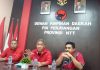 PDIP NTT Tegaskan Belum Perlu Ganti Posisi Enny Anggrek dari Jabatan Ketua DPRD Alor Wakil Ketua DPD PDIP NTT, Cen Abubakar (tengah) saat menyampaikan sikap tegas partai terhadap kadernya di Lembata yang tertangkap mesum dengan istri orang. Foto: Tommy Aquino/Warta Sasando.