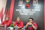 PDIP NTT Tegaskan Belum Perlu Ganti Posisi Enny Anggrek dari Jabatan Ketua DPRD Alor Wakil Ketua DPD PDIP NTT, Cen Abubakar (tengah) saat menyampaikan sikap tegas partai terhadap kadernya di Lembata yang tertangkap mesum dengan istri orang. Foto: Tommy Aquino/Warta Sasando.