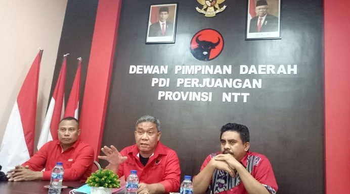 PDIP NTT Tegaskan Belum Perlu Ganti Posisi Enny Anggrek dari Jabatan Ketua DPRD Alor Wakil Ketua DPD PDIP NTT, Cen Abubakar (tengah) saat menyampaikan sikap tegas partai terhadap kadernya di Lembata yang tertangkap mesum dengan istri orang. Foto: Tommy Aquino/Warta Sasando.