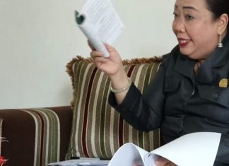 Tuduh Putusan BK Palsu, Enny Anggrek: Sudah Lama Ada Rekayasa Menjatuhkan Saya dari Ketua DPRD Alor Enny Anggrek beberkan bukti-bukti dokumen Tatib yang diduga palsu, yang digunakan BK mengadili dan memvonis dirinya diberhentikan dari Ketua DPRD Alor.