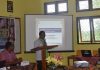 Prodi Pendidikan Teologi Untrib dan SMK Kokar Gelar Workshop Penulisan Karya Ilmiah Guru Dr. Fredrik Abia Kande sedang memaparkan materinya pada Workshop Karya Ilmiah, Senin (19/12) di Aula SMK Negeri Kokar.