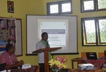 Prodi Pendidikan Teologi Untrib dan SMK Kokar Gelar Workshop Penulisan Karya Ilmiah Guru Dr. Fredrik Abia Kande sedang memaparkan materinya pada Workshop Karya Ilmiah, Senin (19/12) di Aula SMK Negeri Kokar.