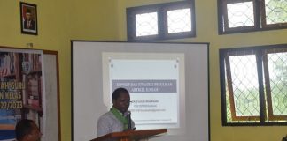 Prodi Pendidikan Teologi Untrib dan SMK Kokar Gelar Workshop Penulisan Karya Ilmiah Guru Dr. Fredrik Abia Kande sedang memaparkan materinya pada Workshop Karya Ilmiah, Senin (19/12) di Aula SMK Negeri Kokar.