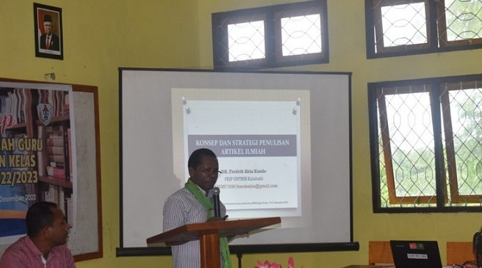 Prodi Pendidikan Teologi Untrib dan SMK Kokar Gelar Workshop Penulisan Karya Ilmiah Guru Dr. Fredrik Abia Kande sedang memaparkan materinya pada Workshop Karya Ilmiah, Senin (19/12) di Aula SMK Negeri Kokar.