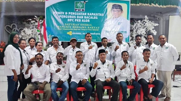 PKB Alor Optimistis Machris Mau dan Taufiq Nampira Rebut Kursi DPRD NTT di Pileg 2024 DPC PKB Alor pose bersama usai rapat kerja partai, Kamis (8/12/2022) di Aula Watamelang, Kalabahi.