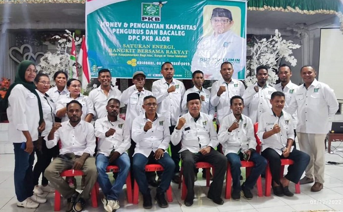 DPC PKB Alor pose bersama usai rapat kerja partai, Kamis (8/12/2022) di Aula Watamelang, Kalabahi.