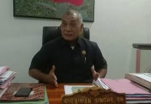DPRD Alor Tegaskan Pemberhentian Enny Anggrek dari Jabatan Ketua Murni Pelanggaran Etik Wakil Ketua DPRD Alor Sulaiman Singh ketika jumpa pers soal kasus pemberhentian Enny Anggrek dari jabatan Ketua DPRD Alor, Selasa (6/12) di ruang kerjanya. (Foto: tribuanapos.net/demas).